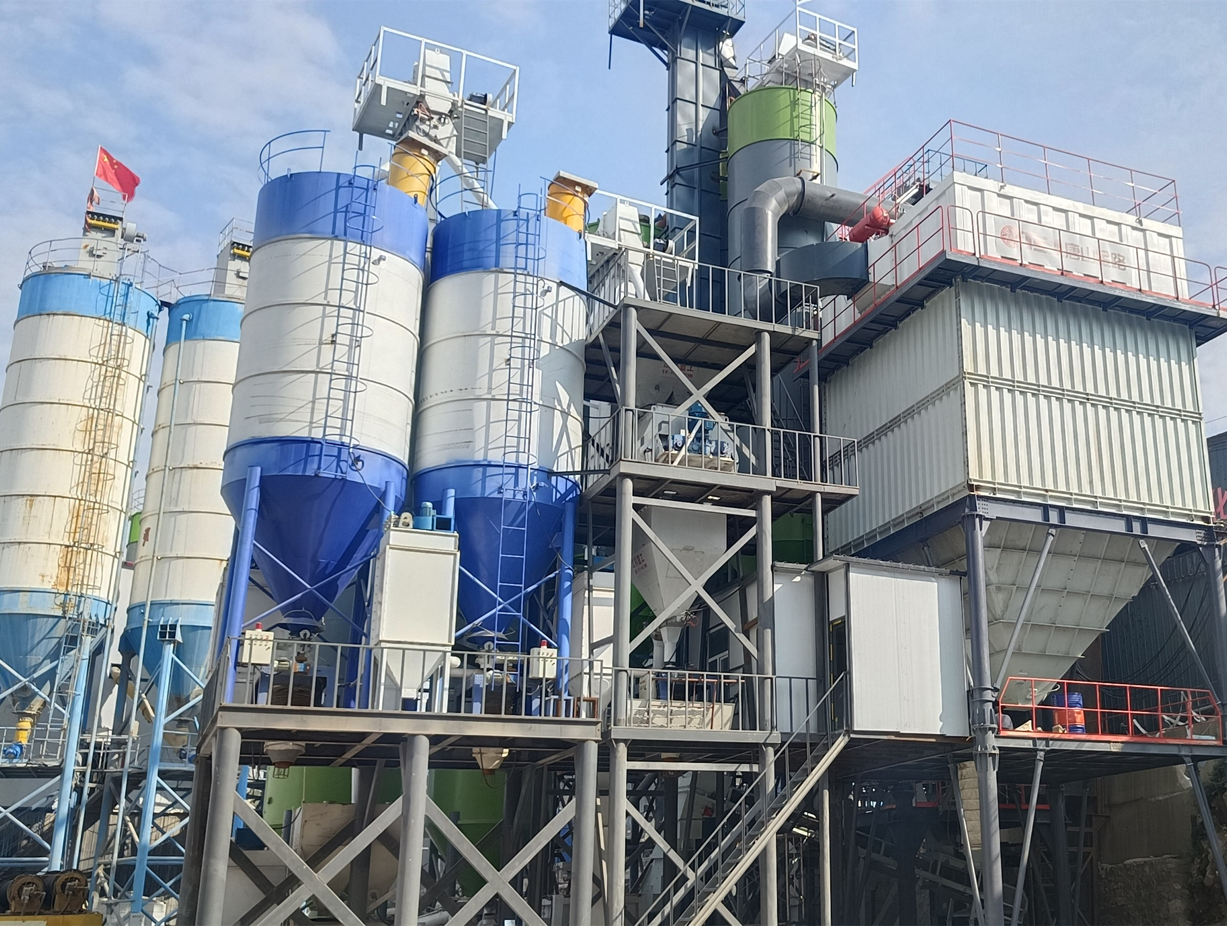 機(jī)制砂成建筑用砂主要來(lái)源，唐山金路制砂樓提供高標(biāo)準(zhǔn)機(jī)制砂生產(chǎn)設(shè)備